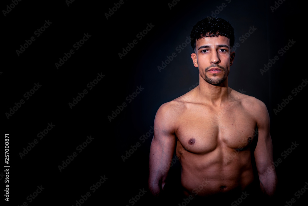 Fototapeta premium Trening fitness, mężczyźni, sala treningowo - rekreacyjna, trening sportowy, trening crossowy
