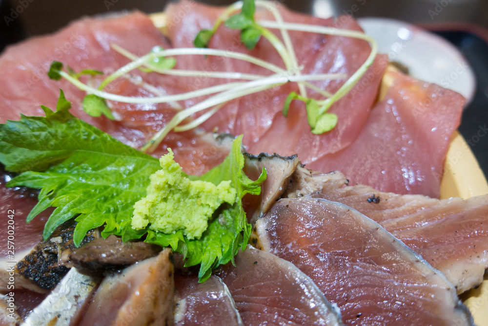 大盛りの海鮮丼