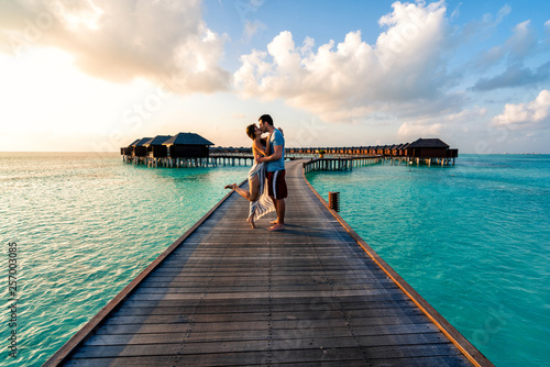 Fotografia A couple enjoying a sunrise in the Maldives.