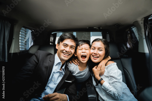young couple business family with their kid, ready to go by car © Odua Images