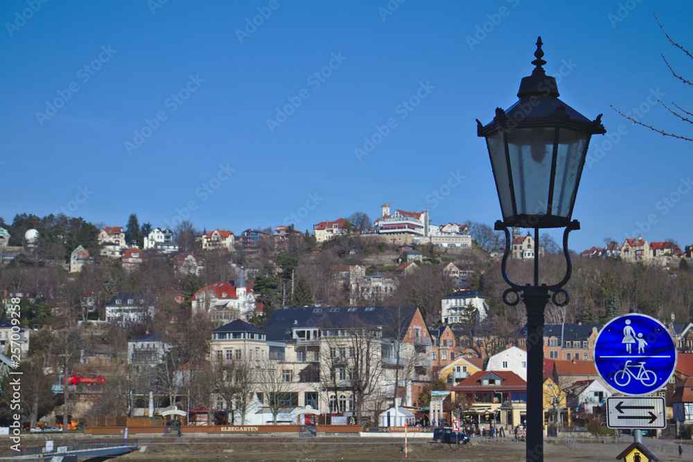Straßenlaterne im Vordergrund mit Blick auf die Stadt Dresden Straßenlaterne im Vordergrund mit Blick auf die Stadt Dresden