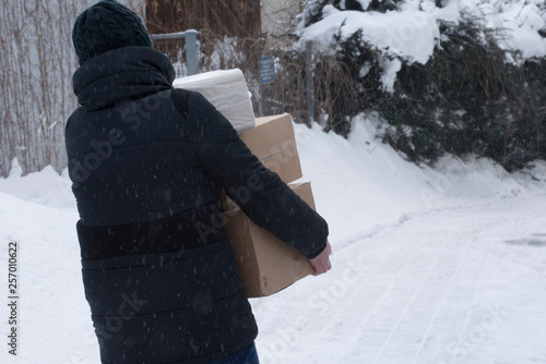 paketzustellung im winter photo