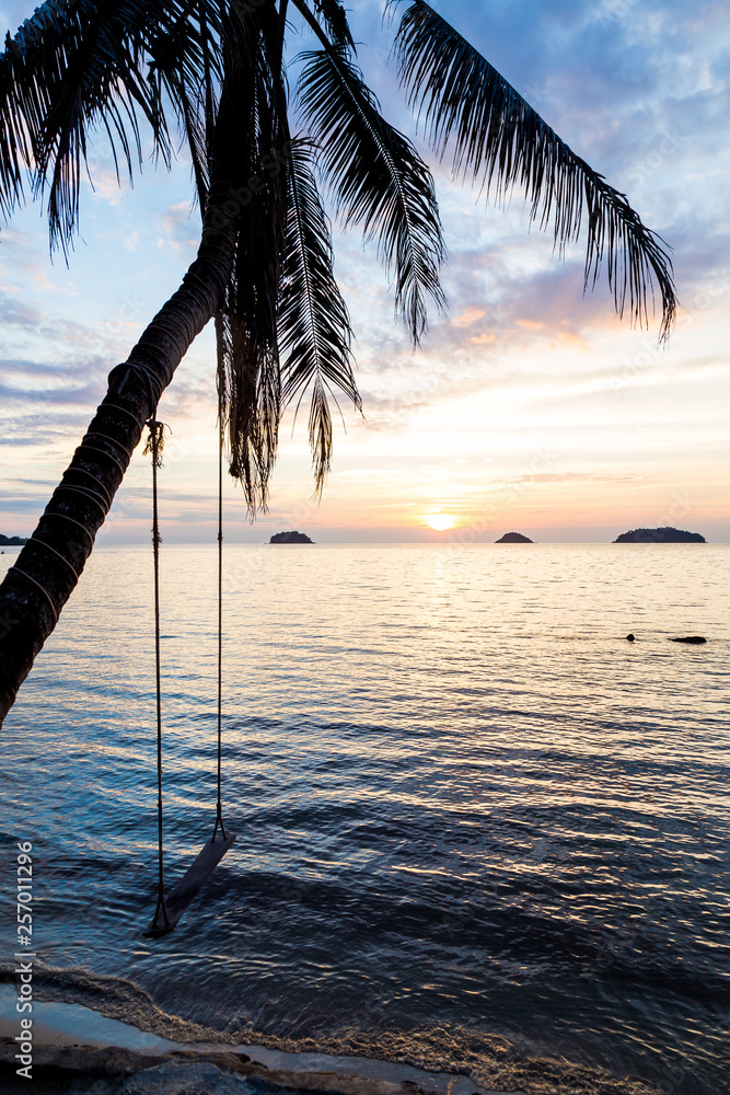 Coucher de soleil Plage et palmier de Thaïlande avec balançoire Stock Photo  | Adobe Stock