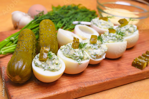 Schilderij op canvas Deviled eggs with greens and pickles