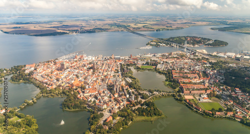 Luftbild der Hansestadt Stralsund mit Rügendamm zur Insel Rügen