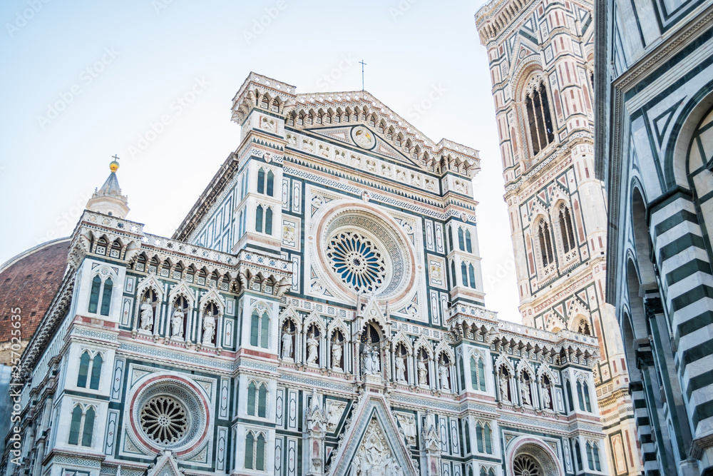 Φωτογραφία View on Campanile di Giotto and detail of the facade of the Basilica di Santa Ma