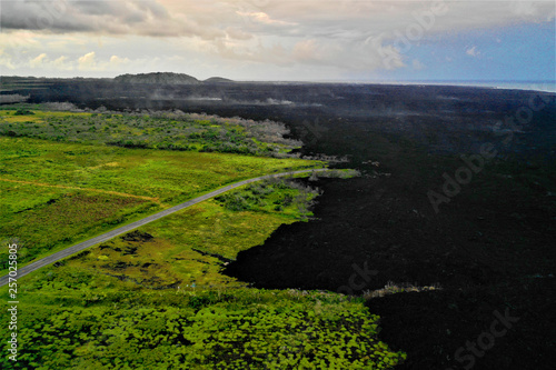 Fototapeta Naklejka Na Ścianę i Meble -  Hawaii aus der Luft - Luftbilder von Lava und tollen Landschaften auf Big Island