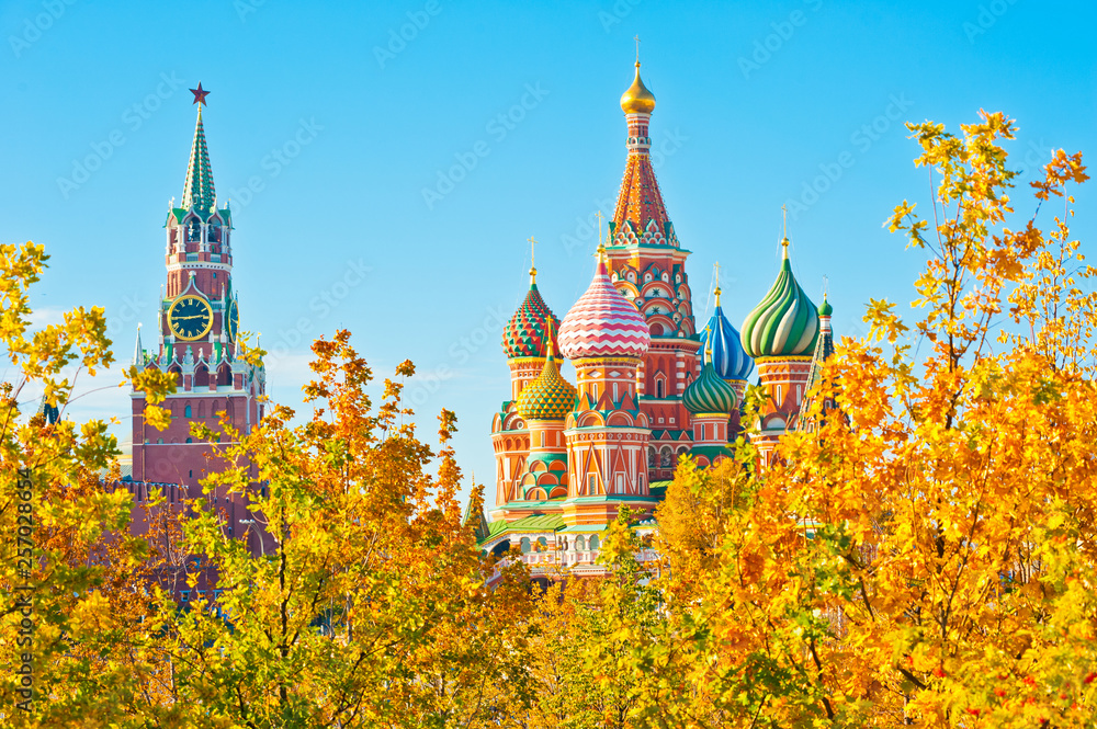 Foto Spasskaya Tower and Cathedral of Vasily the Blessed (Saint Basil's Cathedral)