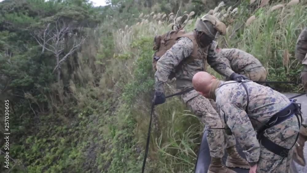 Soldier in a rappel training descending as a military exercise. vídeo ...
