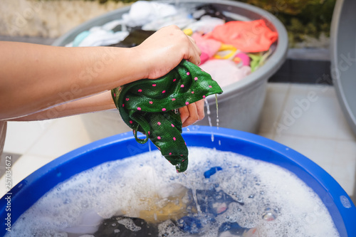 Quadro su tela Person hands manually hand washing clothes