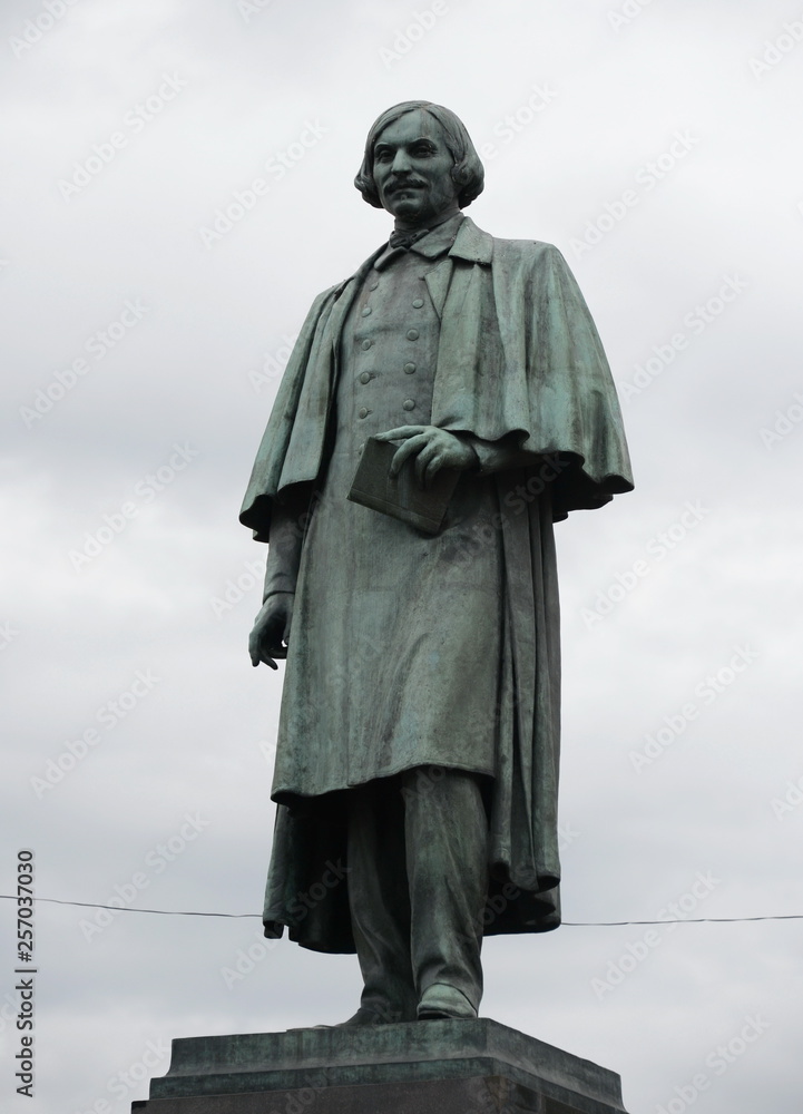 Fototapeta premium Monument to Russian writer Nikolai Gogol on Gogol Boulevard in Moscow