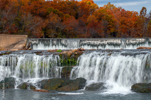 Fototapeta Naklejka Na Ścianę i Meble -  Beautiful autumn colored trees and powerful water at The Falls in Joplin, MO.