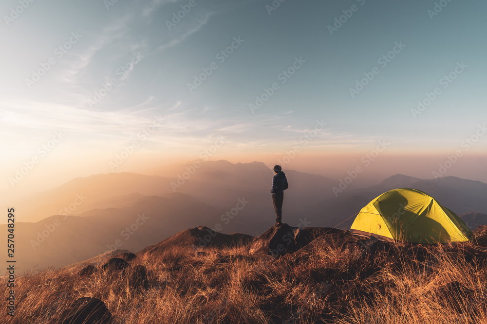 Nappe de table Voyageur de jeune homme regardant le paysage au coucher du  soleil et campant sur la montagne, concept de mode de vie de voyage  d&#39;aventure - Nikkel-Art.fr