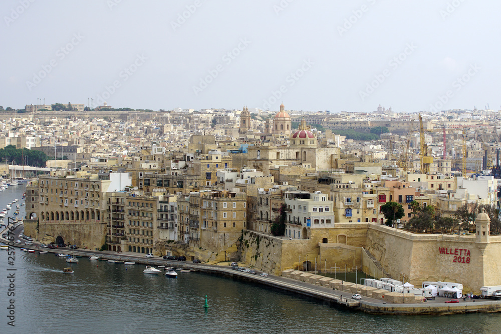 Hafen von Valetta in Malta mit Yachten und historischen Gebäuden