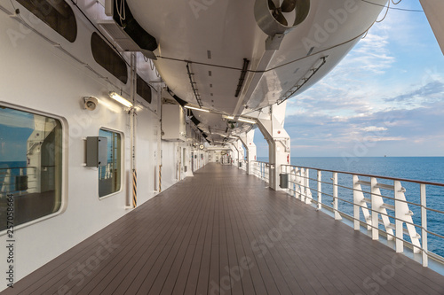 Perspective view of outdoor deck at a cruise ship with sea in the background © Óscar