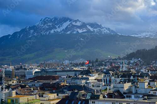 Blick auf Luzern, mit dem Hausberg Pilatus, Schweiz © tauav