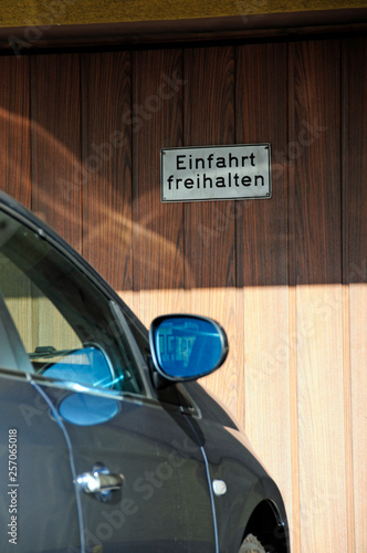 Schild Ausfahrt freihalten photo