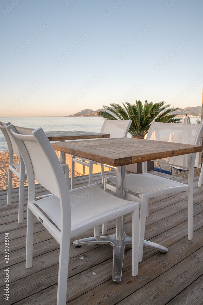 Fototapeta premium Table de restaurant sur la plage