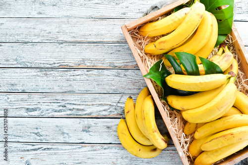 Fresh bananas in a wooden box. Top view. Free copy space. Fototapet