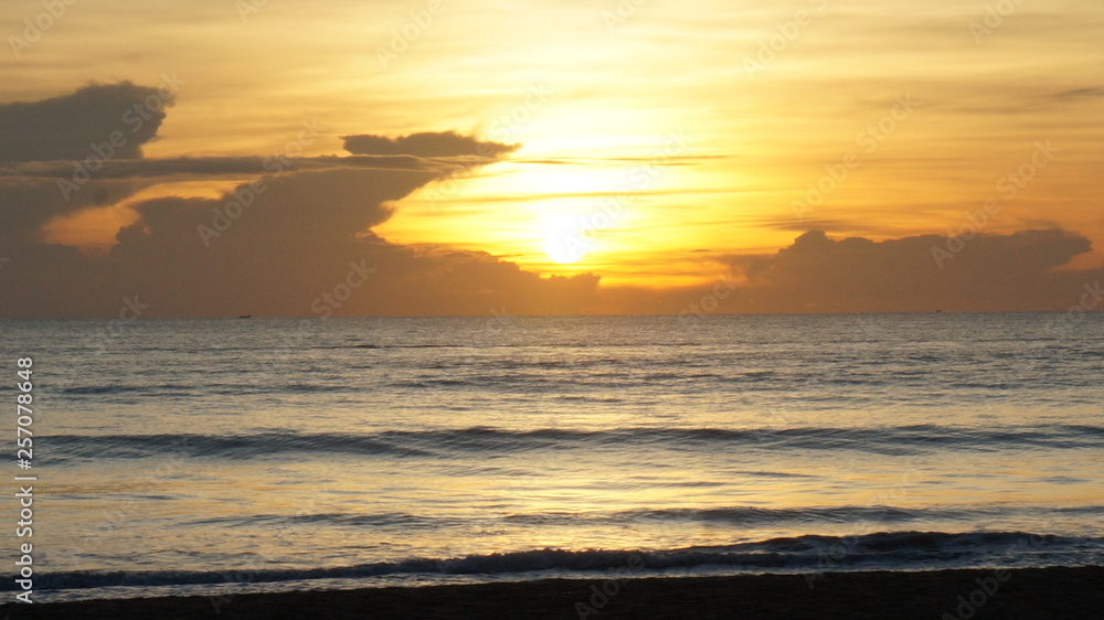 Obraz premium Sun raise at a beach in eastern sri lanka