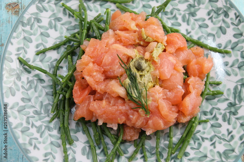 Tartare de saumon sur un lit de salicorne Tartare de saumon sur un lit de salicorne