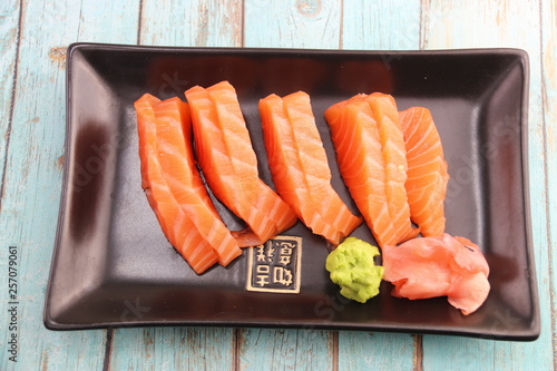 Sashimi saumon sur un plateau