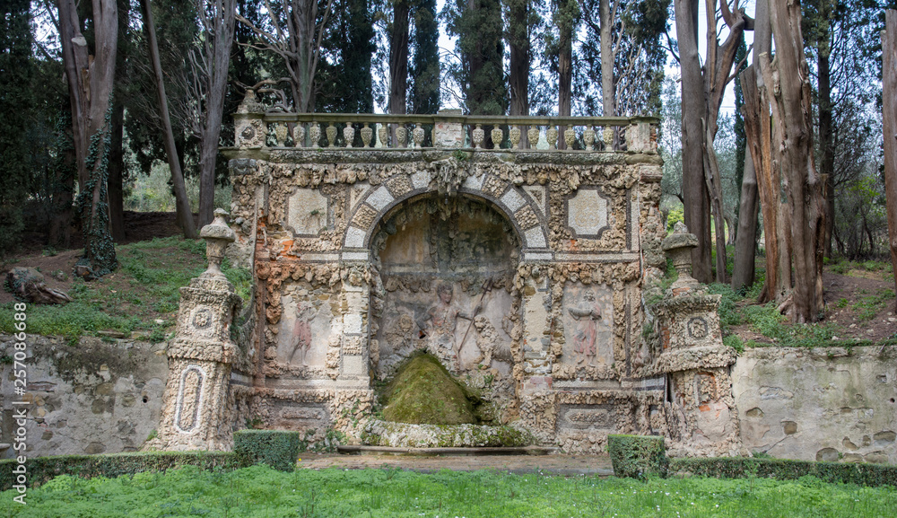 Secret garden with sculptures on the fille Gambéraia in Settignano. Upper garden in Villa Gamberaia.