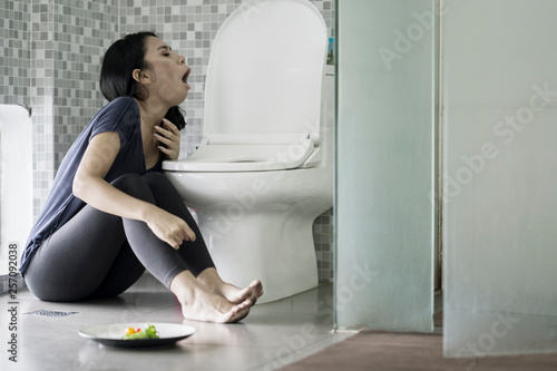 Fotografia Skinny woman vomiting after eating