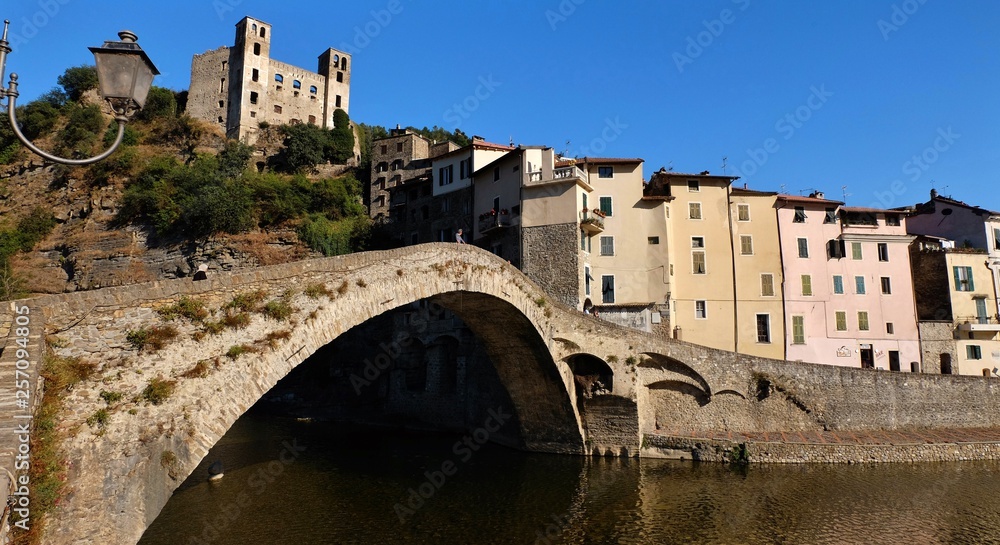 Pont et village en Italie.