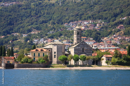 Kirche Santa Maria del Tiglio, in Gravedona, am Comer See, in Italien © HeiSpa