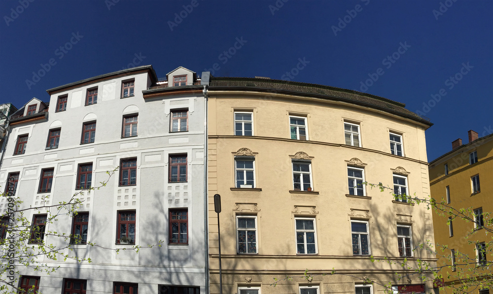 Fassade von Gründerzeit Altbau Wohnhäusern in der Stadt