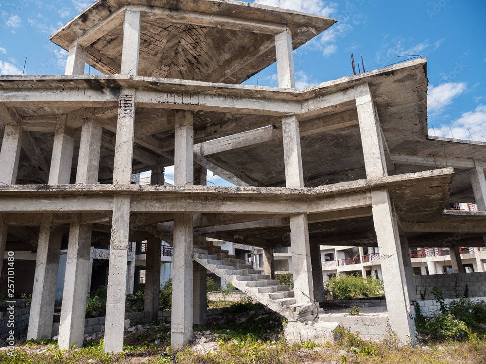 Obraz premium Unfinished and abandoned construction site of typical caribbean building