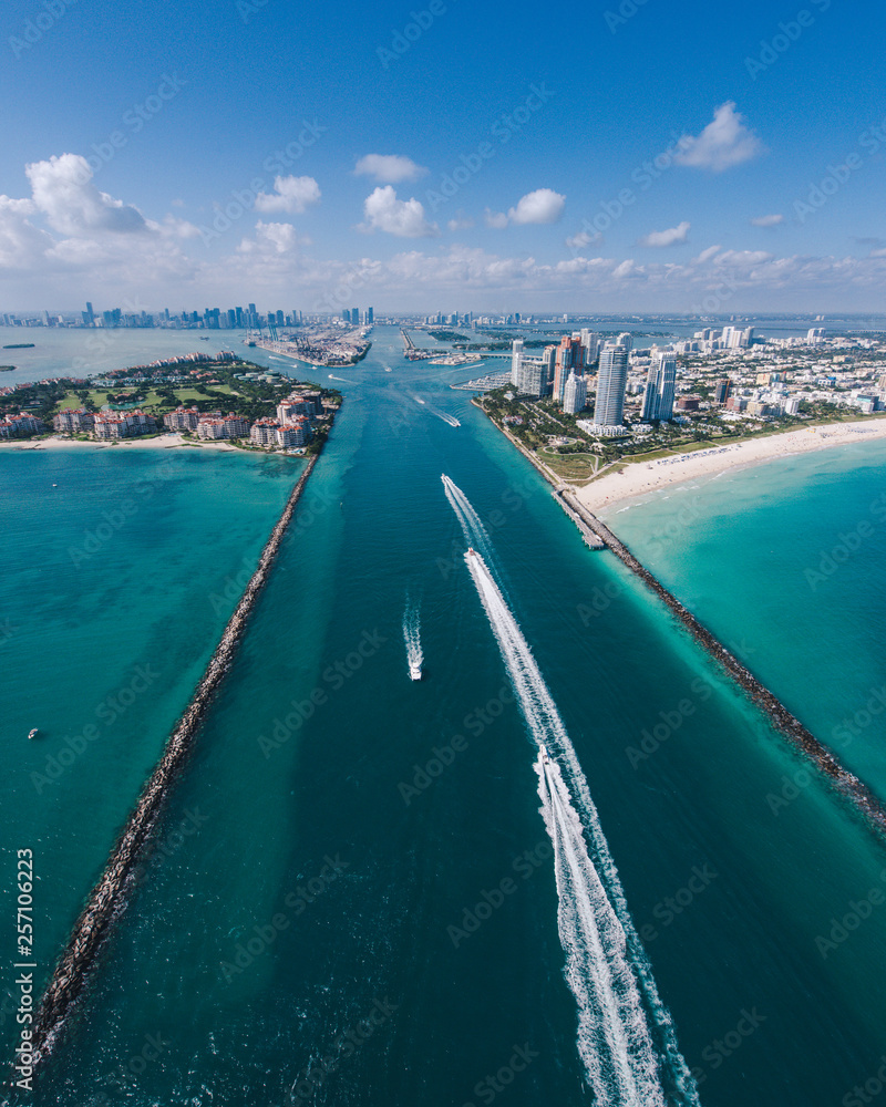 Obraz premium Aerial view of South Miami Beach and boats in view