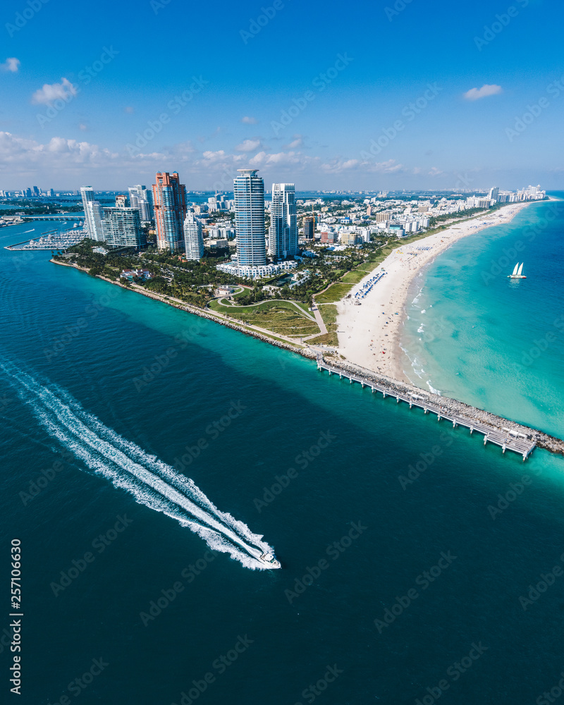 Fototapeta premium Widok z lotu ptaka Miami Beach z widokiem na motorówkę