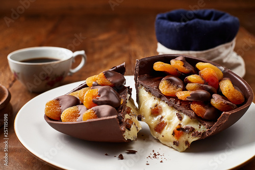 Ovo de chocolate com damasco