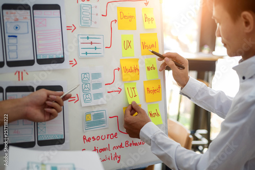 Фотография UX designer creative group working about planing mobile application project with sticky notes