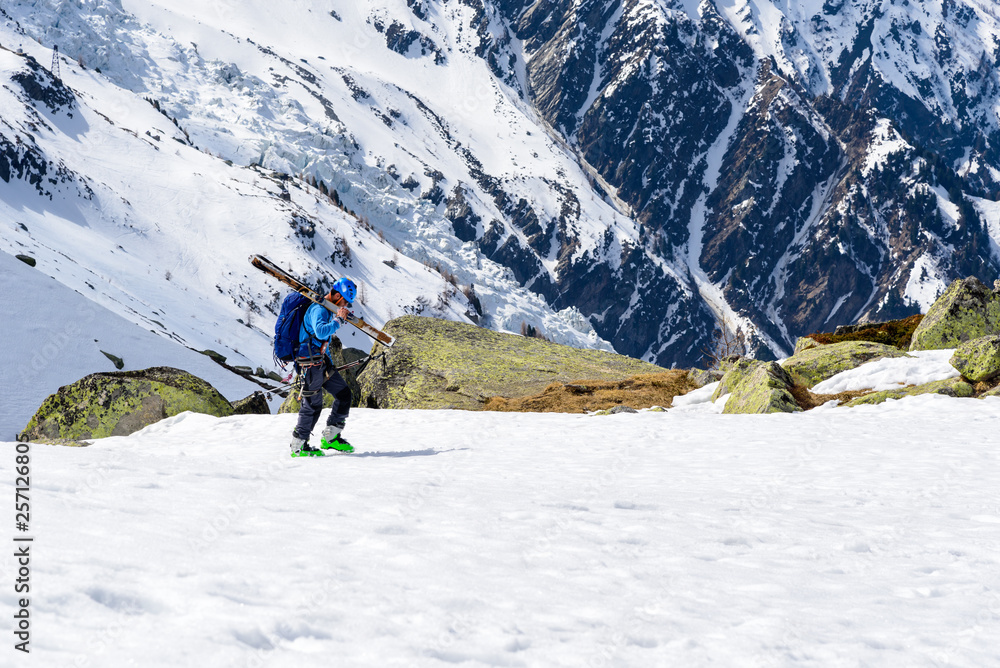 Esquiador en los Alpes Franceses