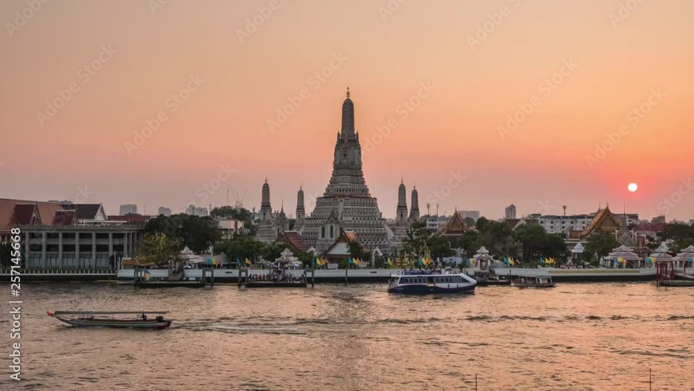 Day to night time lapse of Wat Arun Temple at sunset in Bangkok, Thailand Day to night time lapse of Wat Arun Temple at sunset in Bangkok, Thailand