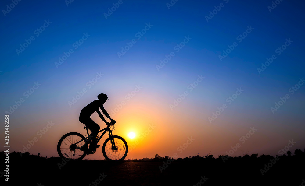 Fototapeta premium cyclist on sunset background