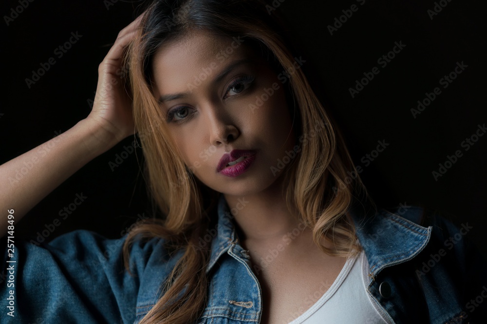 Obraz premium Beautiful Asian young lady model - close up