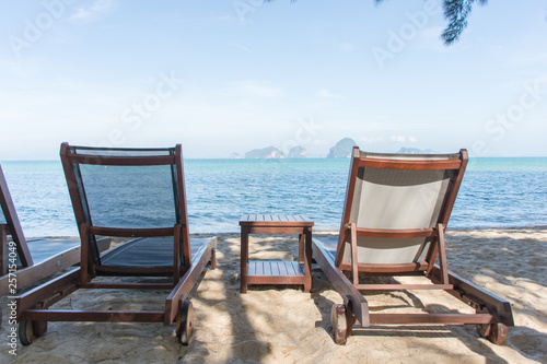 Fotografi 2 sun loungers