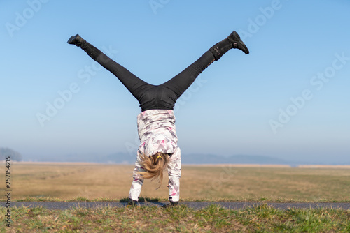 Fotografia ein junges Mädchen schlägt ein Rad