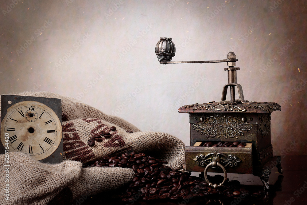 Fototapeta premium Caffè in chicchi e macinacaffè