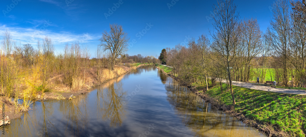 Das Flußbett der Nidda im nördlichen Grüngürtel von Frankfurt am Main, Hessen, Deutschland Das Flußbett der Nidda im nördlichen Grüngürtel von Frankfurt am Main, Hessen, Deutschland