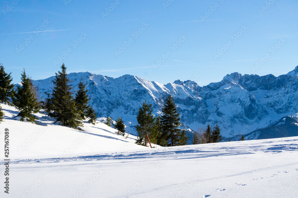 Winterlandschaft in den Alpen bei schönen Wetter