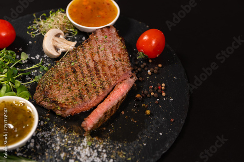 Obraz na płótnie Sliced through medium rare tender grilled steak w salonie