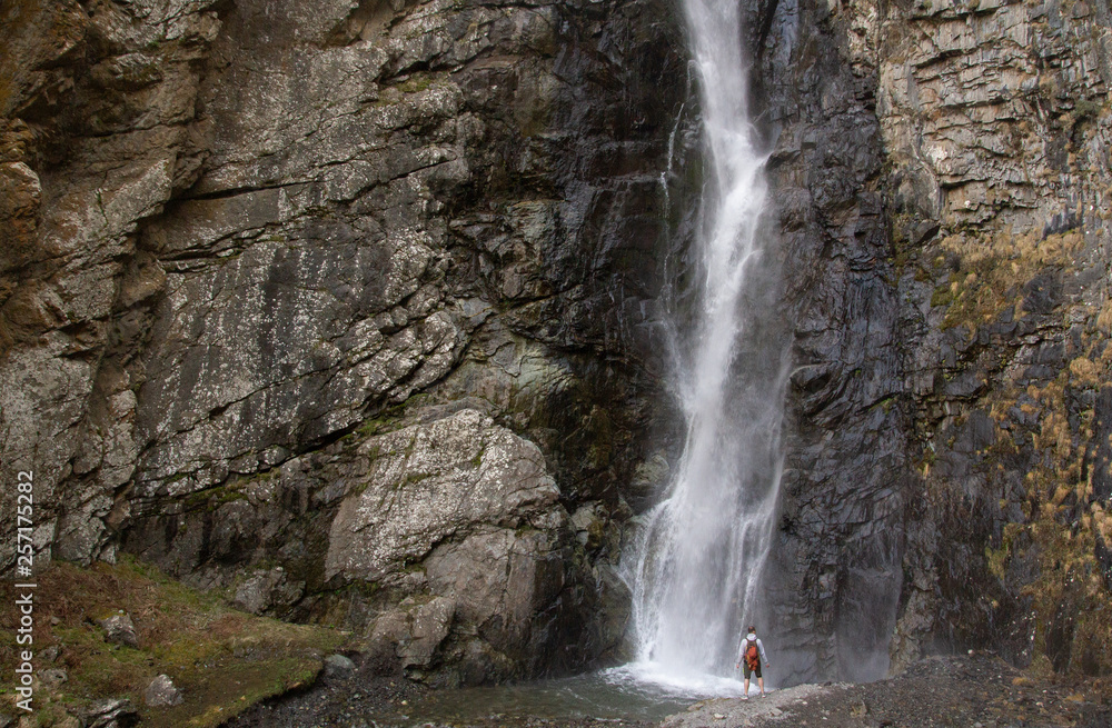 Obraz premium man in waterfall