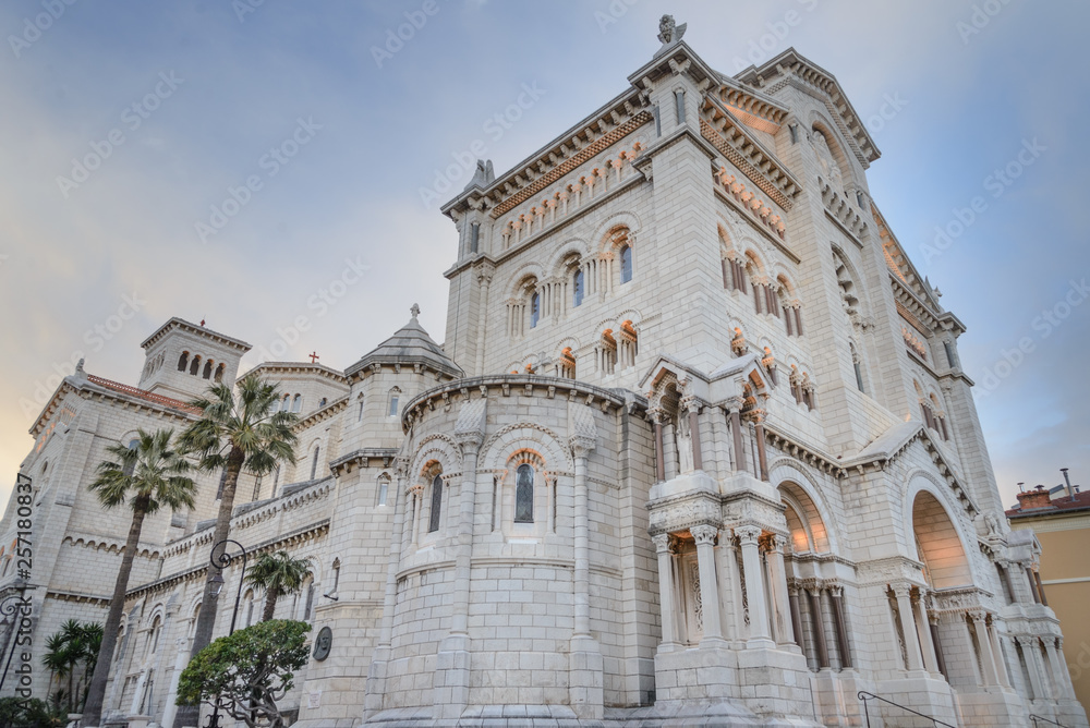Catedral de San Nicolas, Construida en piedras blancas La Turbie, en 1875, este edificio de estilo romano -bizantino alberga las sepulturas de los difuntos Príncipes..