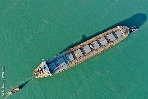Frachtschiff in der Bucht von Lissabon von oben fotografiert mit DJI Mavic 2 Drohne © Roman