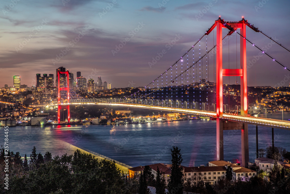 Naklejka premium Most Bosfor w Stambule w Turcji - łączący Azję i Europę